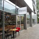 Two Triton Park 公寓
