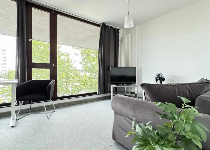 Two Triton Park Lejlighed *