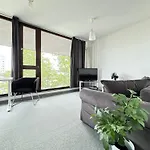 Two Triton Park Apartament *